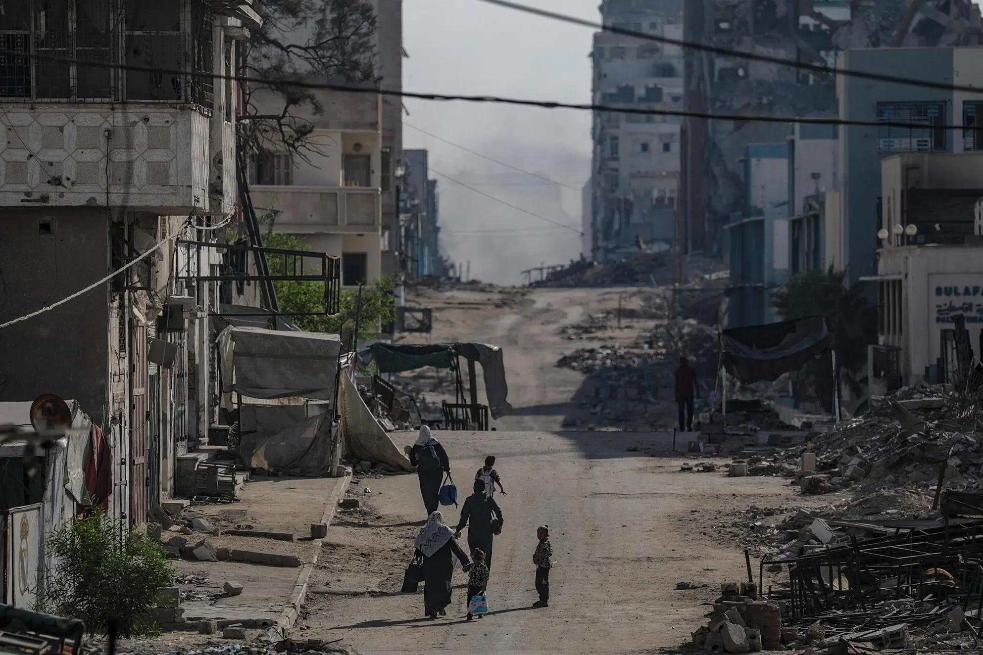 epaselect epa12407999 Internally displaced Palestinians walk as smoke rises following an Israeli air strike during an Israeli military operation in Tal Al Hawa neighbourhood in Gaza City, Gaza Strip, 26 September 2025. More than 65,400 Palestinians have been killed in the Gaza Strip since October 2023, according to the Palestinian Ministry of Health, and about 1,200 Israelis have been killed since the launch of an Israeli military campaign in response to a cross-border attack by Hamas on 07 October 2023. EPA/MOHAMMED SABER