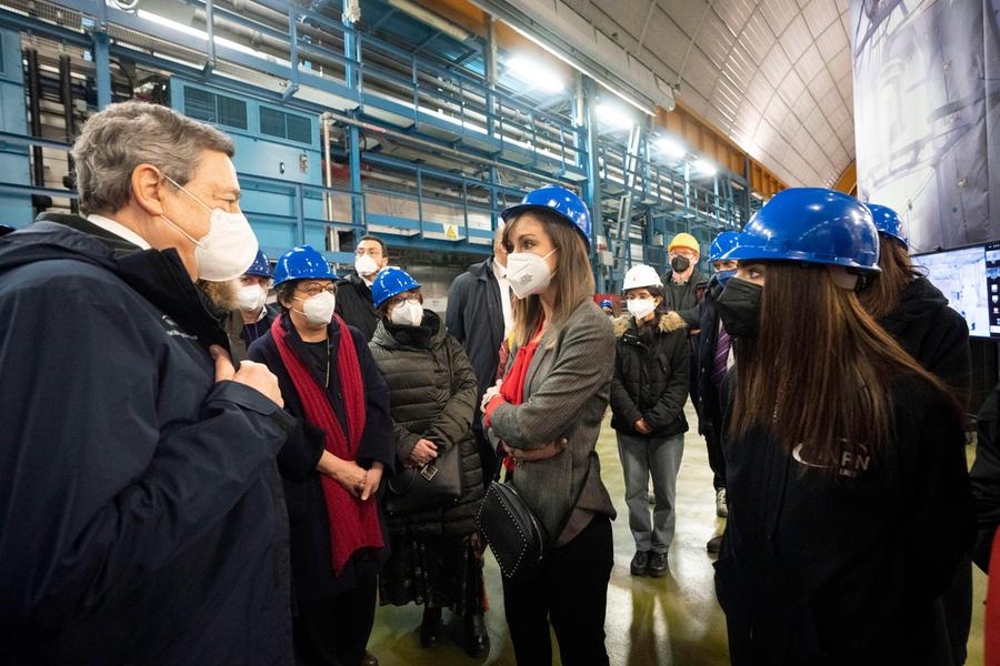 Il premier Mario Draghi in visita ai laboratori del Gran Sasso (foto Ansa/Epa)