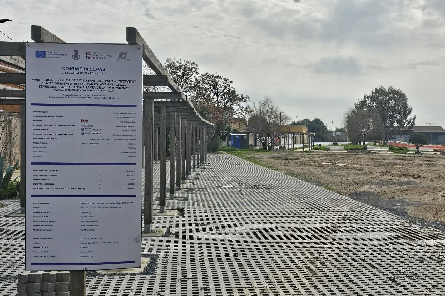 A sinistra il cantiere del progetto Giliacquas perla riqualificazione del lungo stagno.