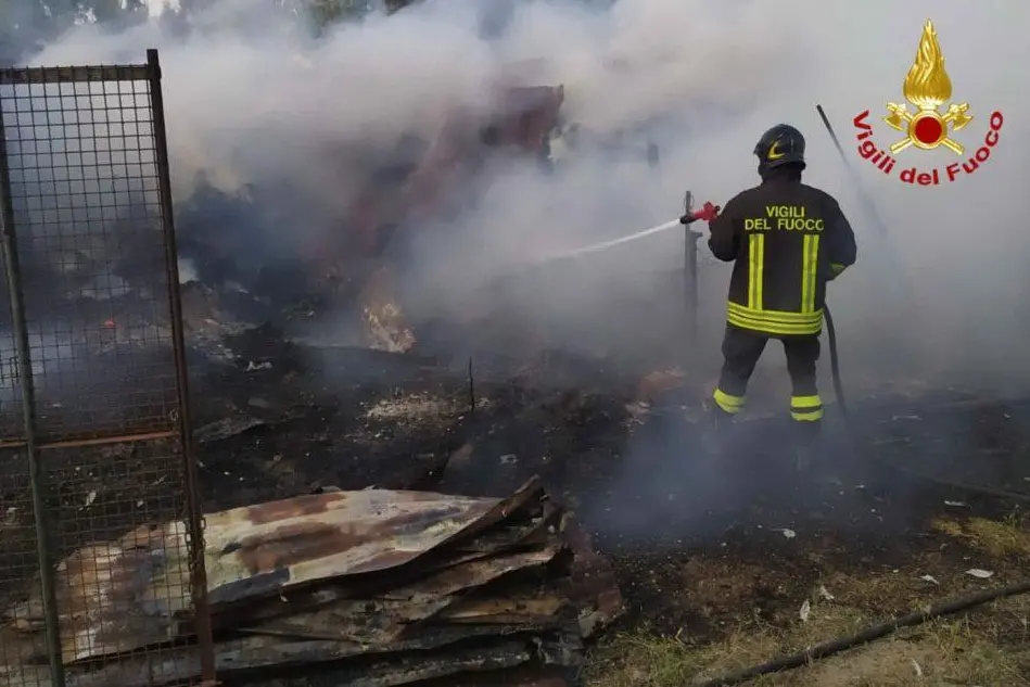 L'incendio (foto Vvff)