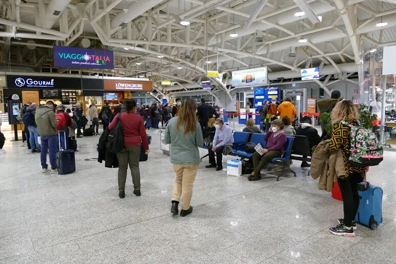 L'aeroporto di Cagliari (Ansa)
