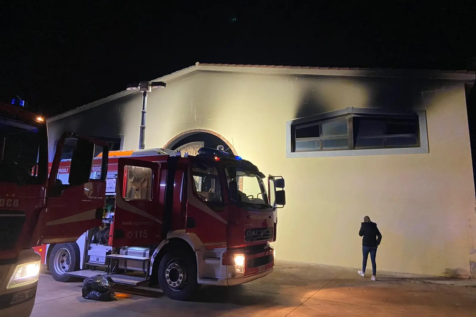 L'incendio di Porto Corallo (foto Serreli)