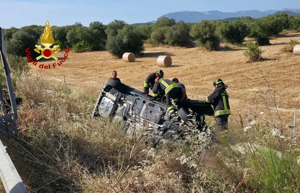 L'auto distrutta dopo l'incidente mortale sulla Sp 38 (foto vigili del fuoco)