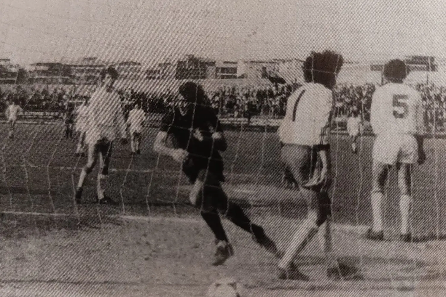 Ioris Gasbarra dopo un gol in Torres - Olbia del 1981-82 (foto Tellini)