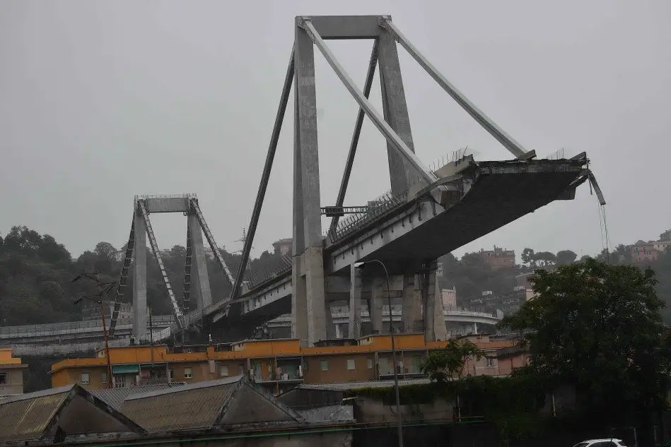 Il ponte Morandi dopo il crollo (foto Ansa)