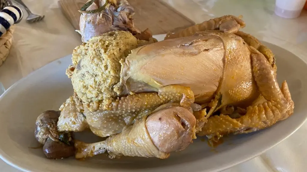Pudda Pudda prena a sa sarda, la ricetta della gallina ripiena in brodo