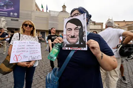 Due dimostranti alla manifestazione contro il Green Pass a Roma (Ansa)