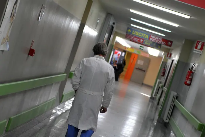 L' interno dell'ospedale Lotti di Pontedera fotografato questa mattina 19 dicembre 2011. Giornata di possibili disagi negli ospedali per l'adesione allo scipero del pubblico impiego di medici e infermieri: a rischio visite specialistiche, esami diagnostici e interventi chirurgici non urgenti, mentre saranno garantite le attività di Pronto soccorso, 118 e gli interventi urgenti. ANSA/STRINGER