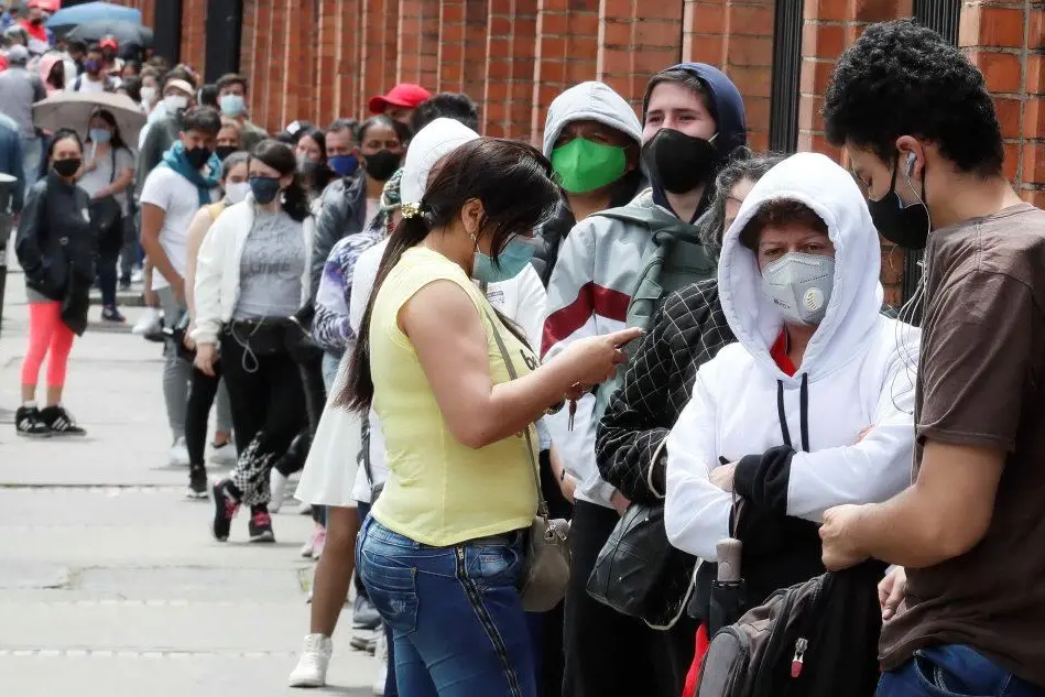 Cittadini colombiani con la mascherina (Ansa - Ortega)