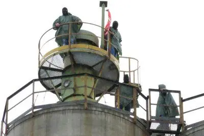 Gli operai sul silos