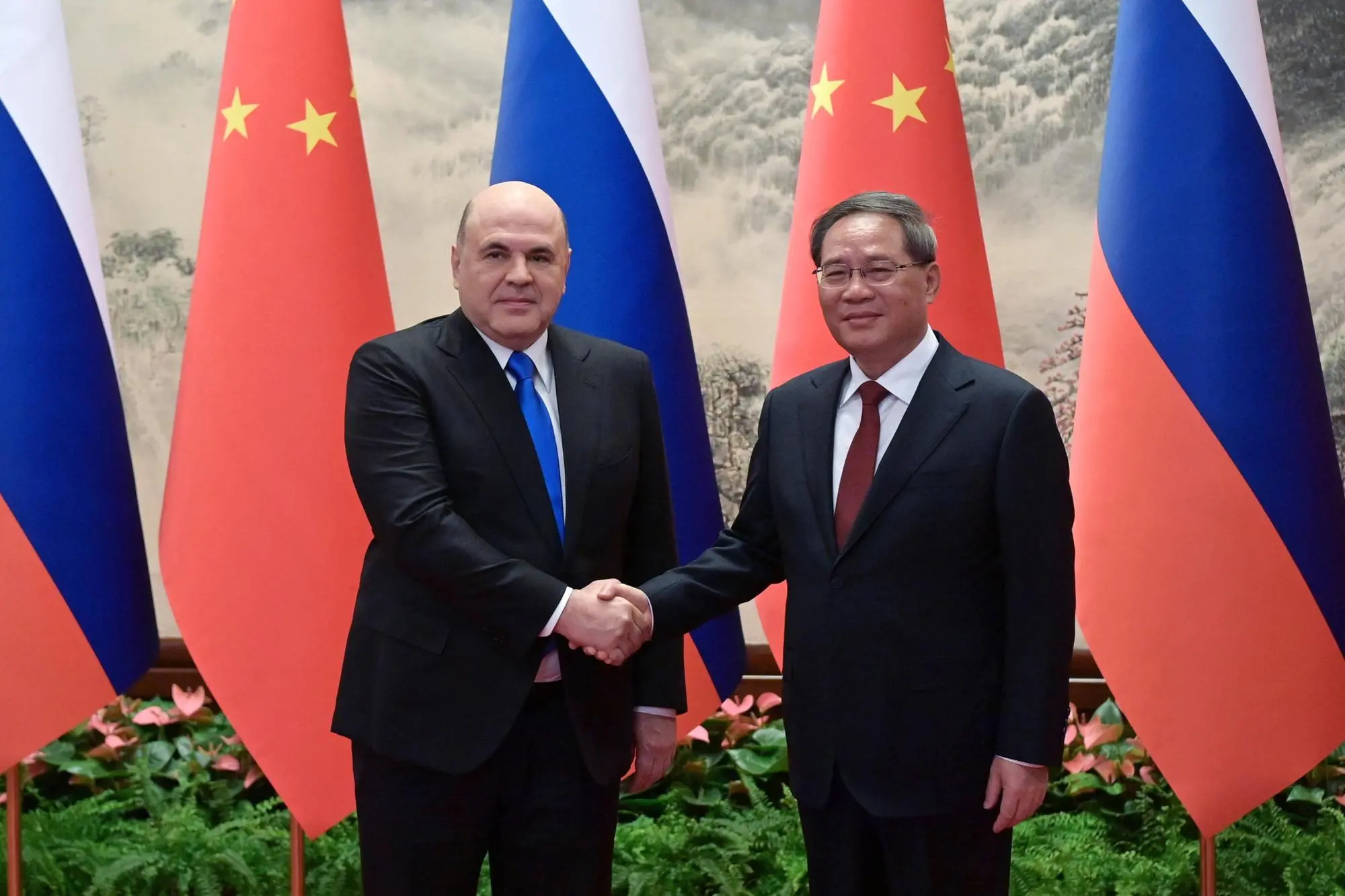 Mikhail Mishustin  a Pechino incontra il premier Li Qiang (Ansa)