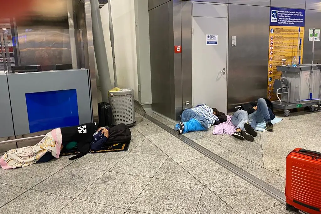 I passeggeri costretti a dormire per terra all'aeroporto di Atene