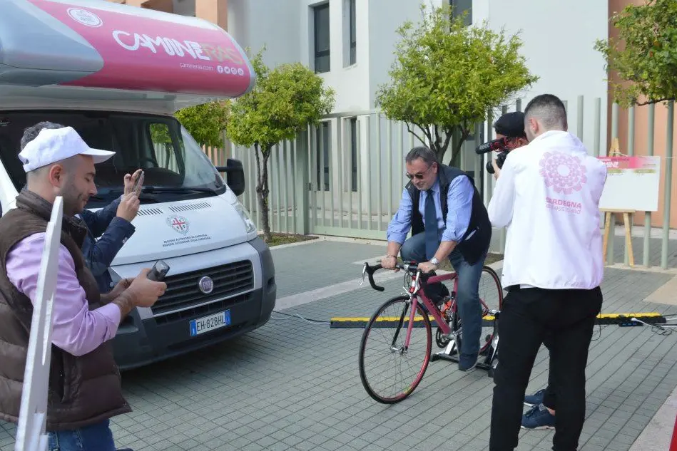 Il sindaco Delunas in bici in piazza degli Aranci a Quartu