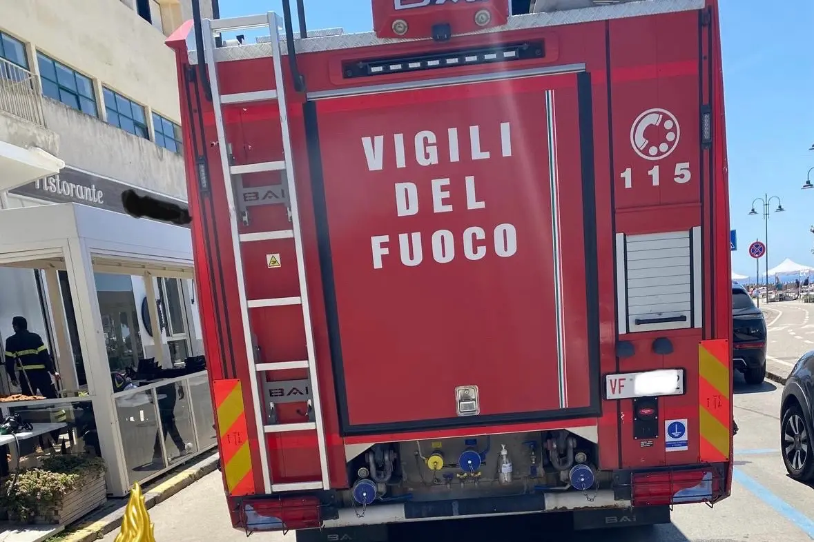 L'intervento dei vigili del fuoco ad Alghero (foto concessa)