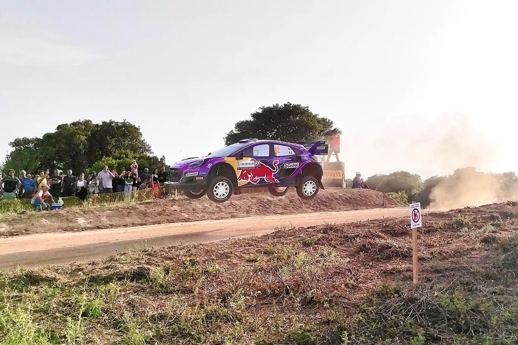 Il salto della Ford Puma Rally1 nella spettacolare prova d’apertura di Olbia del 2022 (foto Vanna Chessa)
