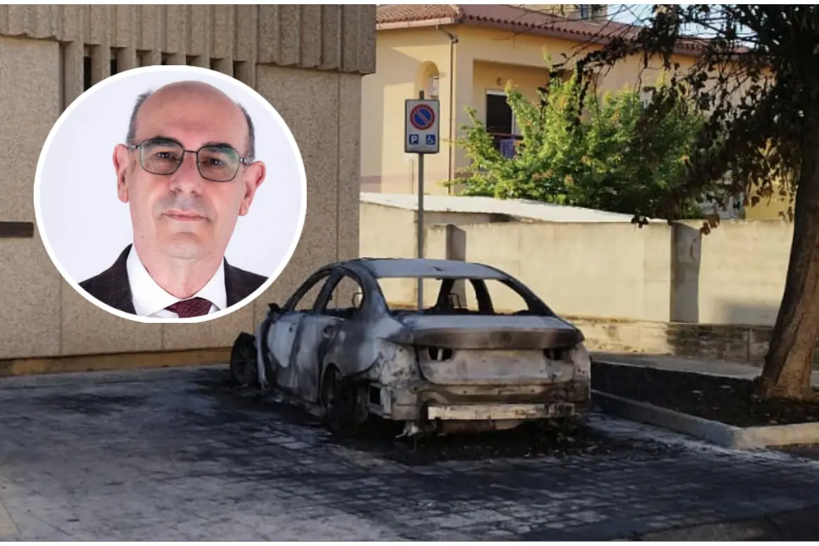 L'auto distrutta dalle fiamme e nel tondo il sindaco di Pula, Walter Cabasino (L'Unione Sarda)