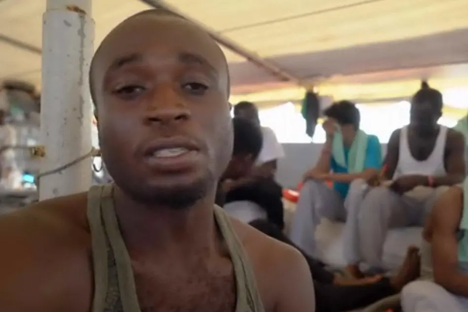 Il migrante a bordo della Sea Watch che ha lanciato l'appello all'Italia (Ansa)