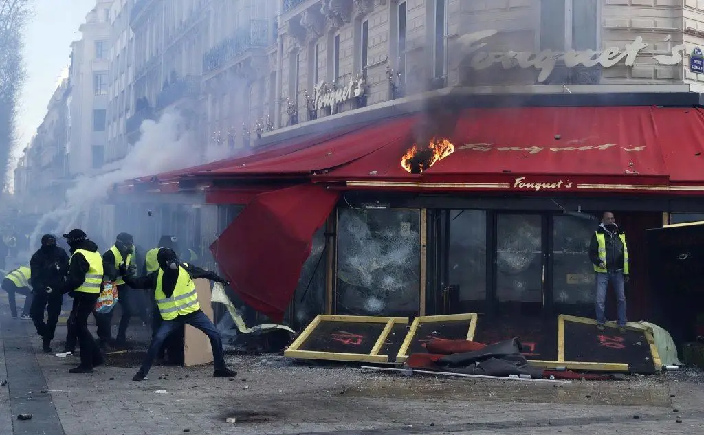 L'assalto al ristorante di lusso Fouquet's (Ansa)