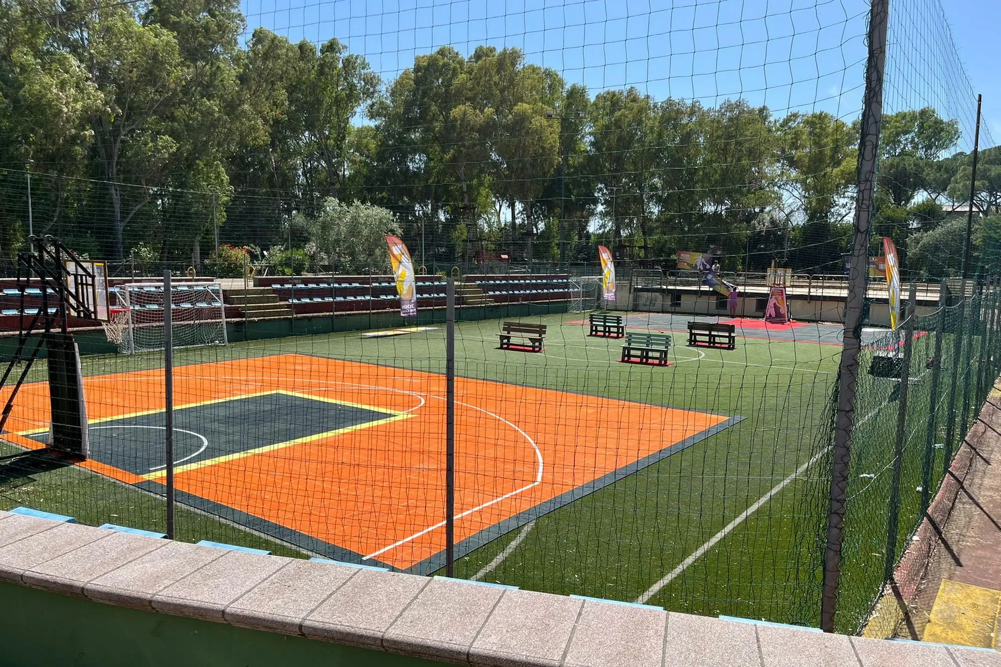 Il campo da streetball allestito nella suggestiva cornice del parco Scarzella di Domusnovas (foto Farris)
