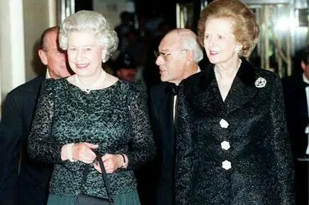 La regina Elisabetta II e l'ex premier Margaret Tatcher