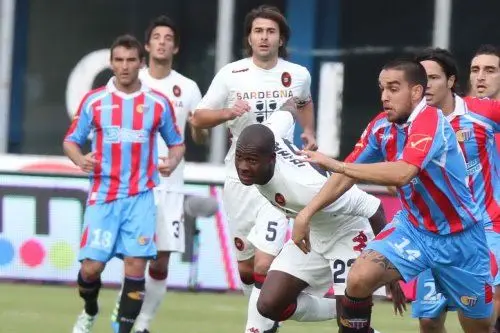 Ibarbo circondato dai giocatori del Catania