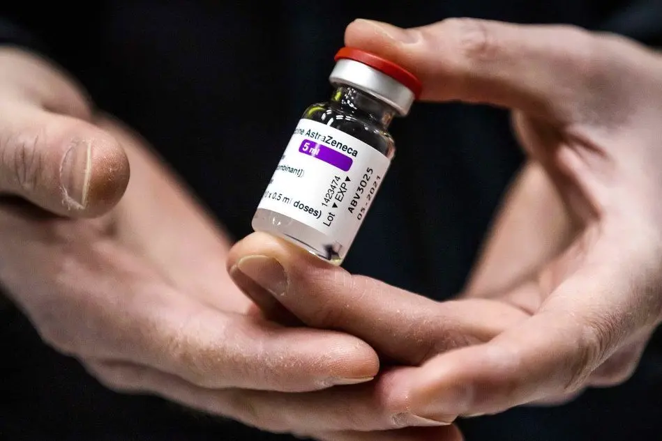 Il vaccino AstraZeneca (foto Ansa/Epa)
