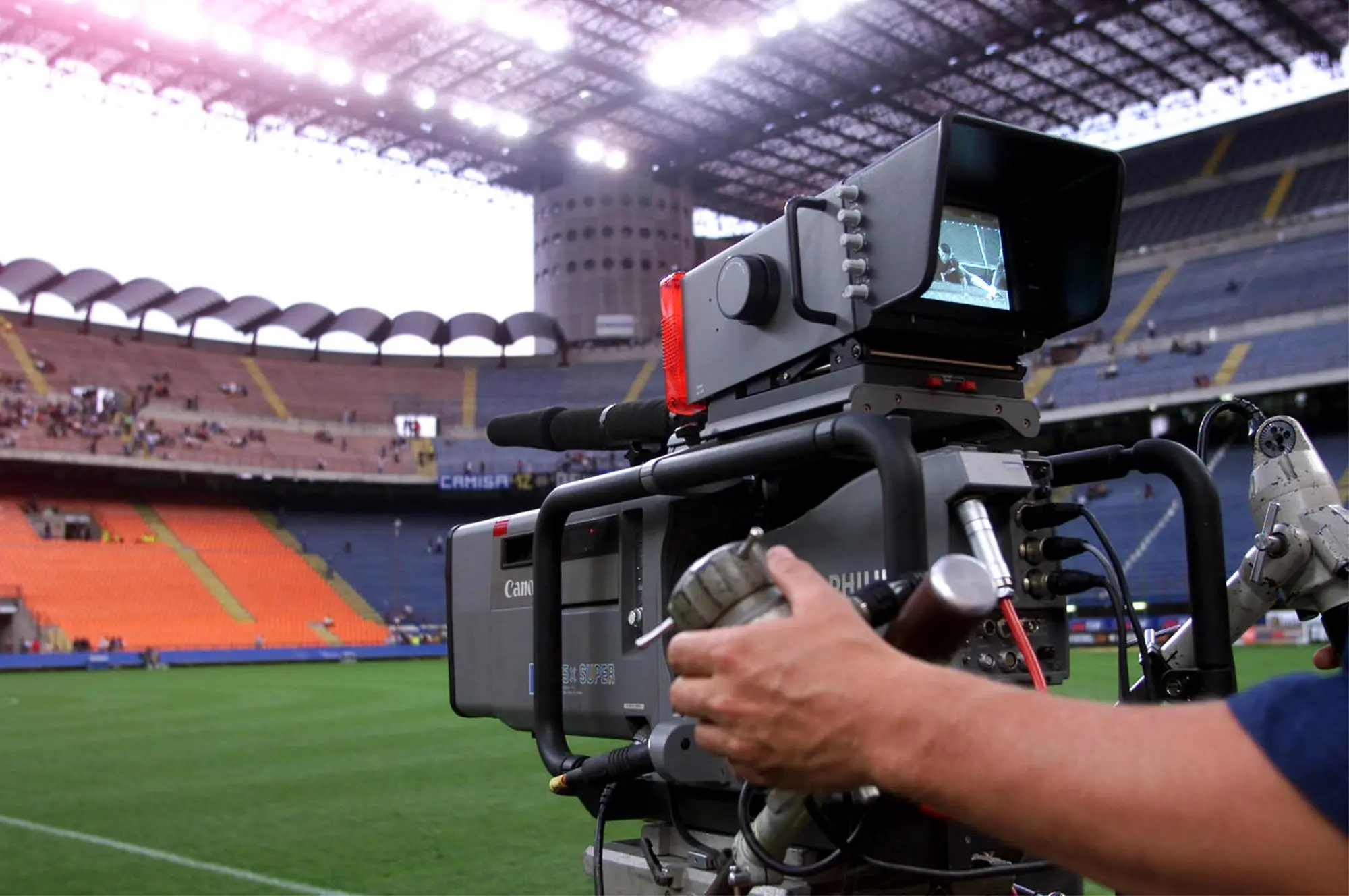 Lo stadio di Milano prima dell'arrivo dei tifosi (foto Ansa)