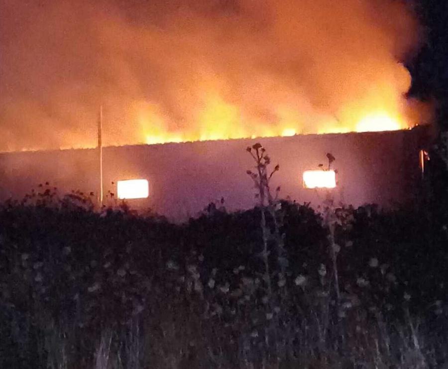 Incendio distrugge capannone a Tamuli