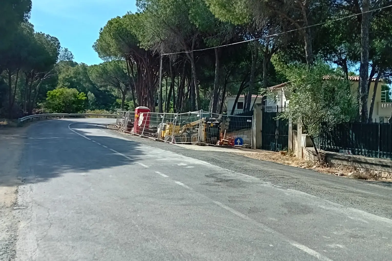 Il cantiere spostato a bordo strada a Terra Mala (foto Daga)
