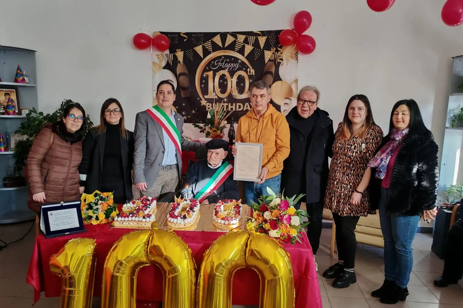 Un'immagine della festa per i 100 anni di Carmelino Cotza (foto concessa)