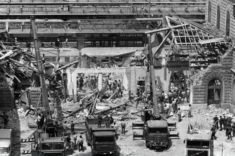 La stazione di Bologna dopo lo scoppio della bomba (Ansa)