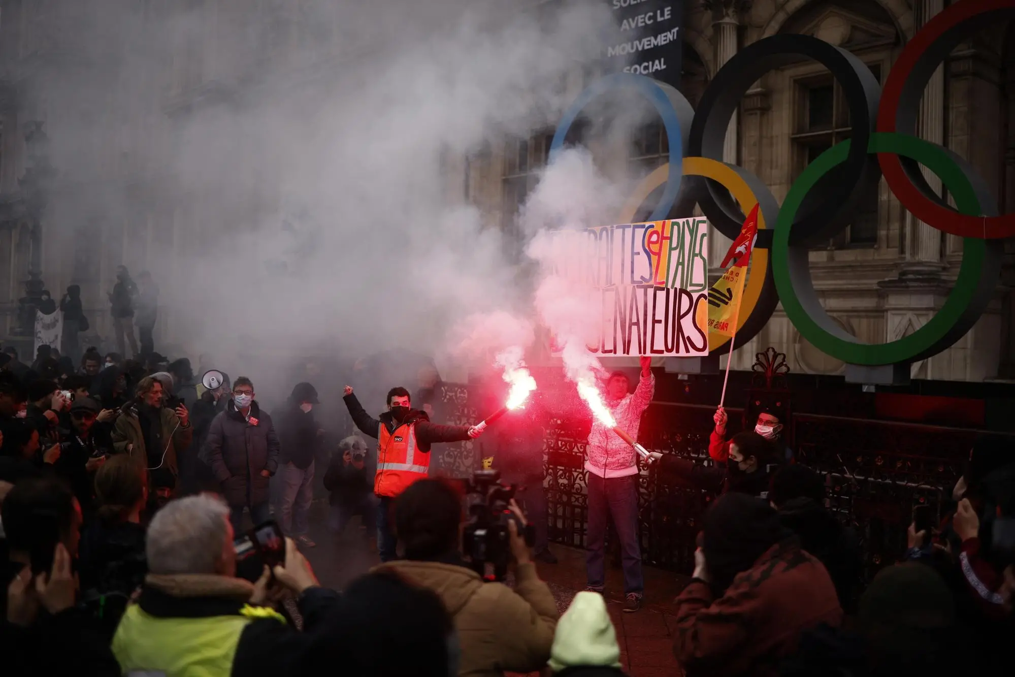 Rauchbomben während der Parade in Paris (Ansa)