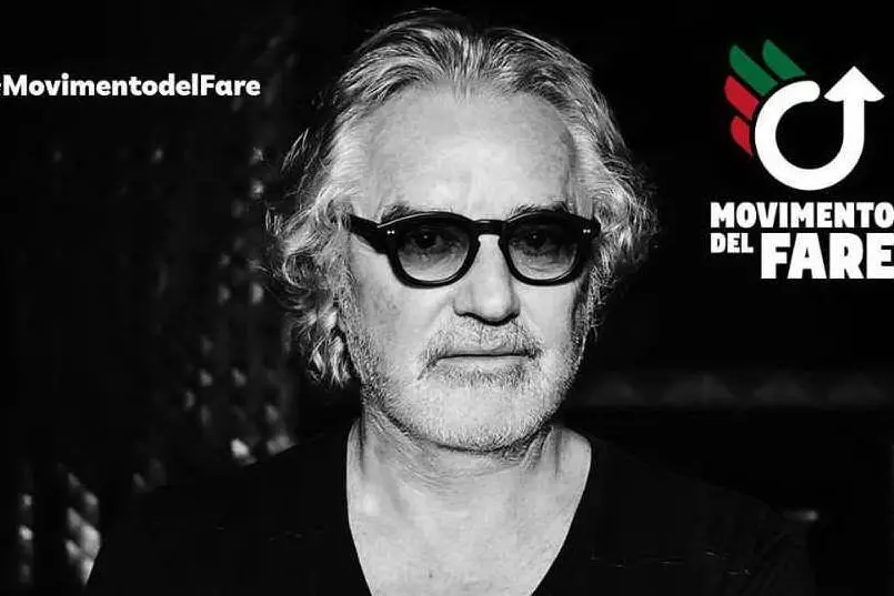 Flavio Briatore con il simbolo del suo movimento (foto Instagram)