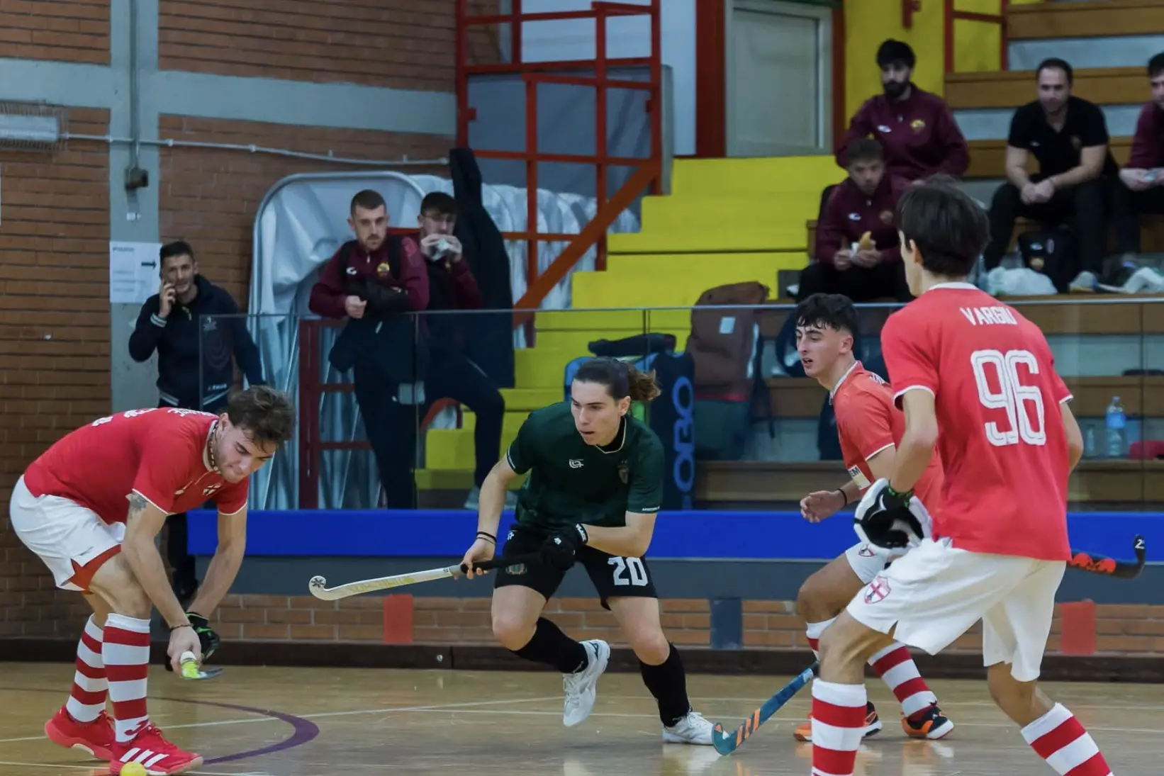 Francesco Atzori, nella foto in maglia verde contro i difensori del Genova '80, è al momento il miglior marcatore dell'Amsicora (Foto Carla D'Alberto)