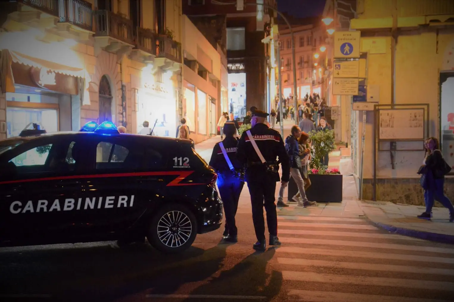 Carabinieri in piazza Yenne, foto simbolo (Archivio)