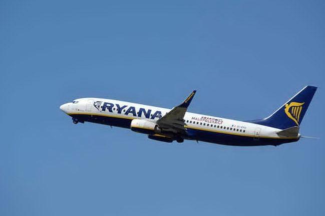 Perde la laurea del figlio per il ritardo aereo di 12 ore: Ryanair gli deve risarcire i danni morali
