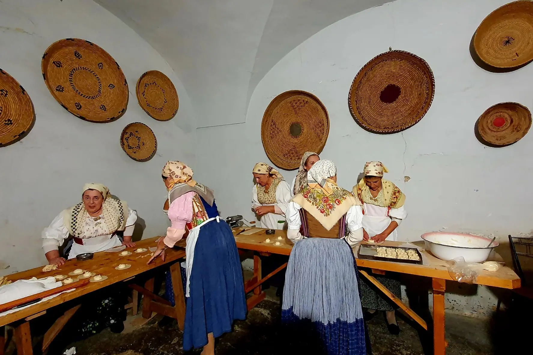 Donne ittiresi che preparano i dolci in un'abitazione durante Prendas (L'Unione Sarda - Tellini)
