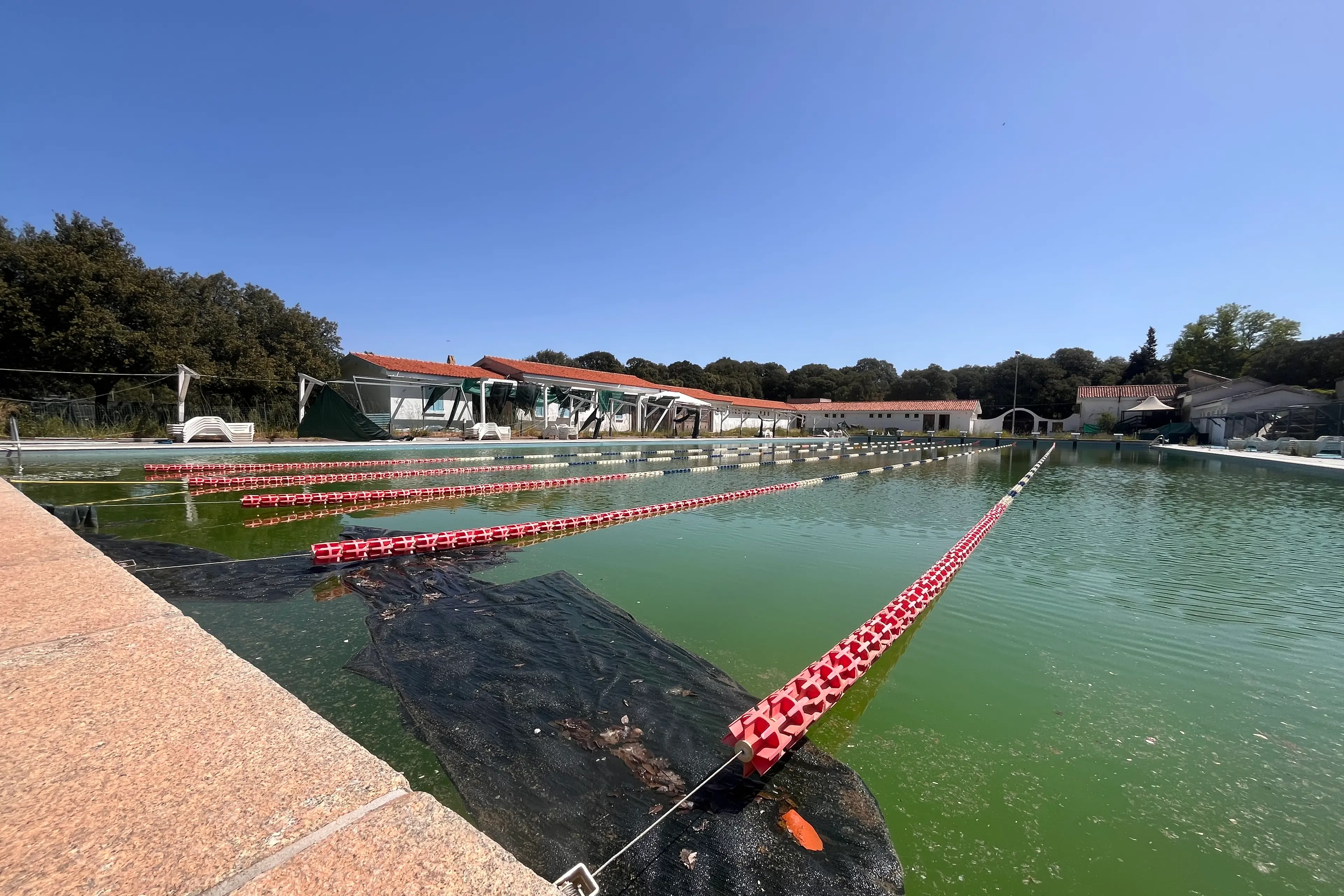 Le condizioni della piscina a fine aprile (foto Ledda)