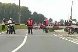 Clamoroso al Giro delle Fiandre: il gruppo bloccato dal passaggio a livello