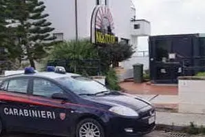 Carabinieri davanti al night sequestrato