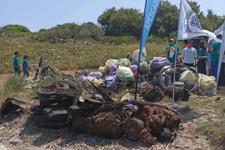 Rifiuti raccolti in mare e sulla spiaggia (foto concessa)