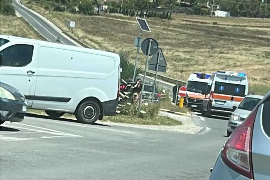 L'intervento delle ambulanze sulla Sp 15