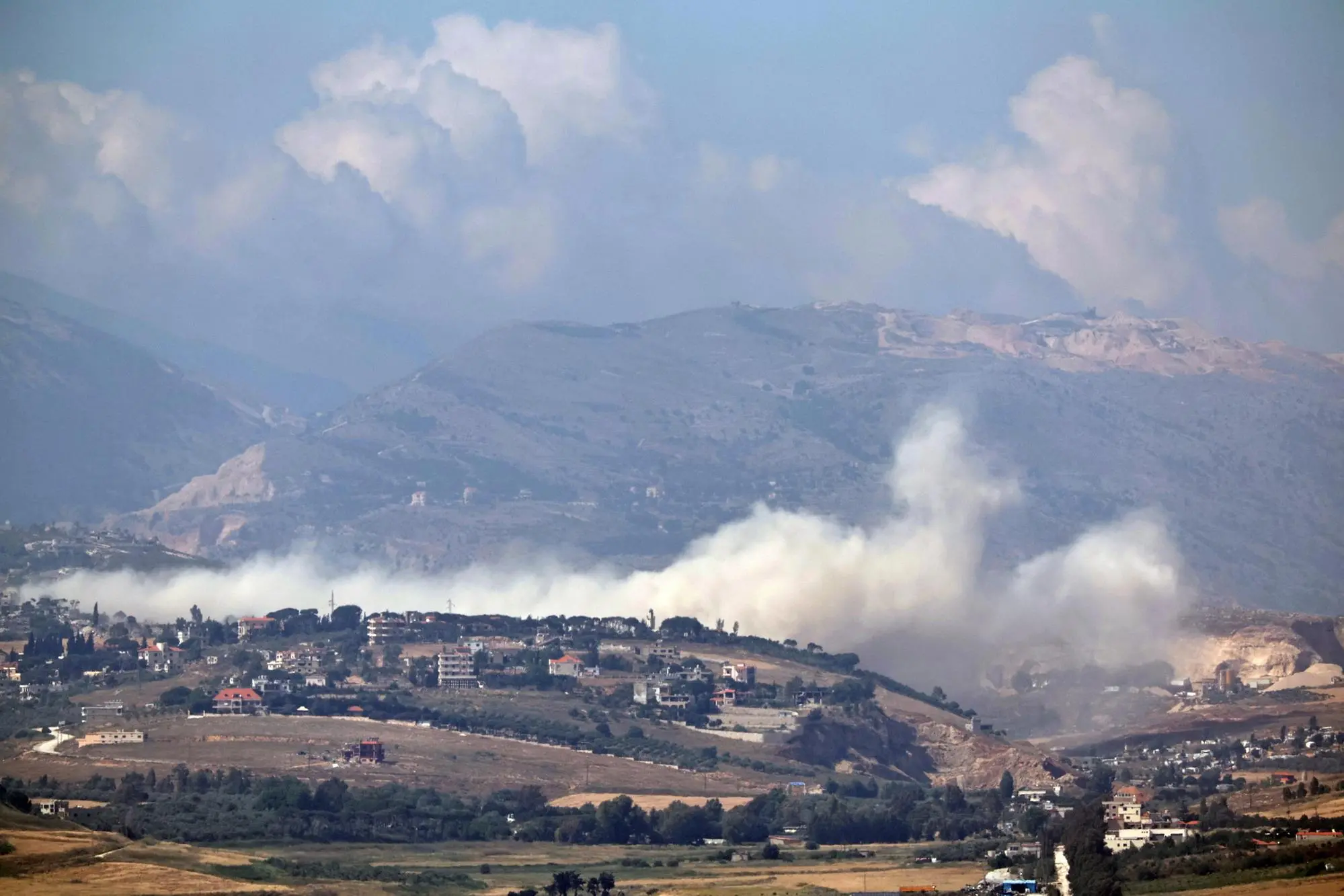 Fumo dopo un raid israeliano nel sud del Libano (ansa-epa)