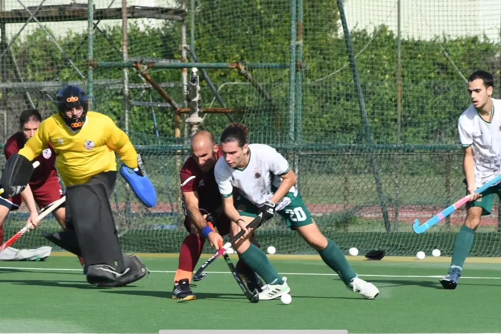 Un'azione di Francesco Atzori (Amsicora, in maglia bianca) controllato da Davide Pischedda del Cus Cagliari (Foto Giuseppe Meloni)