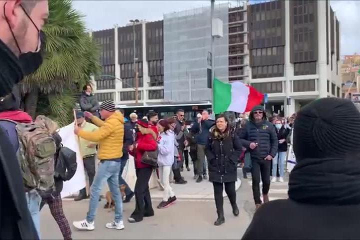 Cagliari: tornano in piazza i no vax, circa 250 quasi tutti senza mascherina