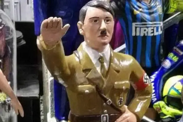 La statuina di Hitler esposta a San Gregorio Armeno (Ansa)