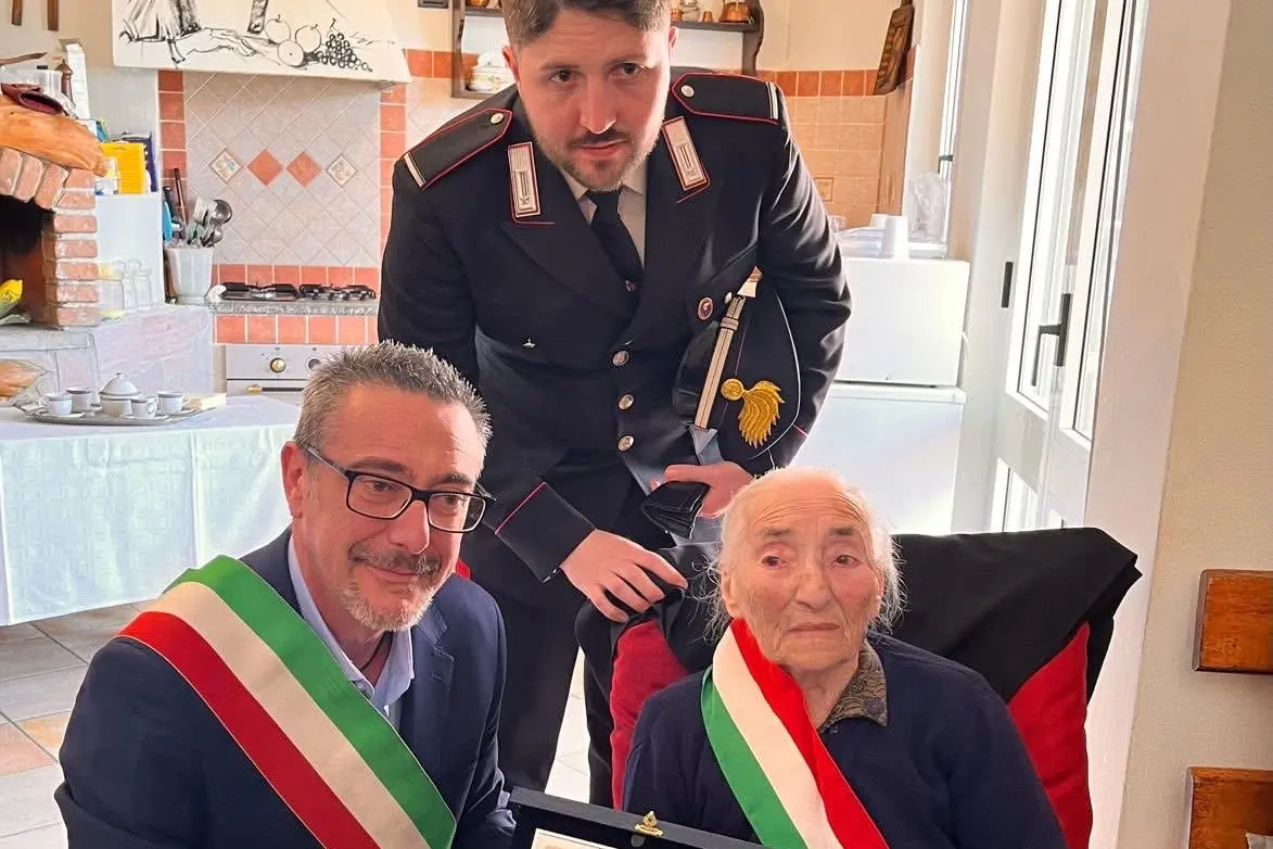 Antonietta Moi festeggiata da sindaco e maresciallo