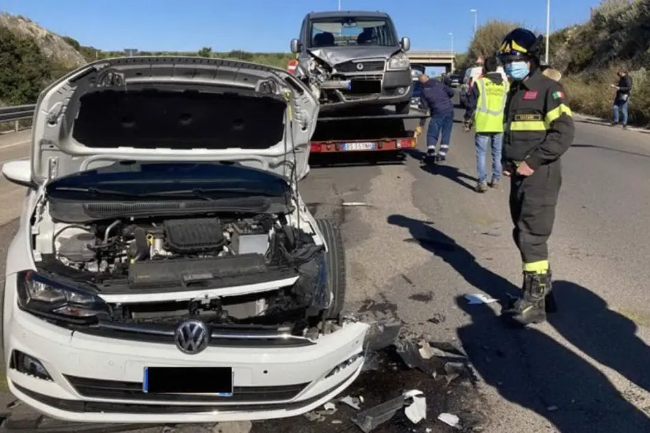 Le auto coinvolte nell'incidente (L'Unione Sarda - Pala)