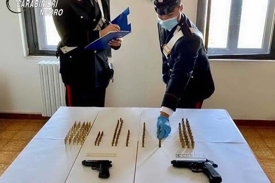 Le armi e le munizioni sequestrate (Foto carabinieri)