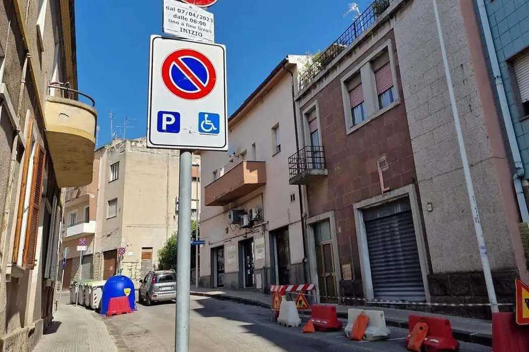 Le transenne in via Sorso (Foto Tellini)